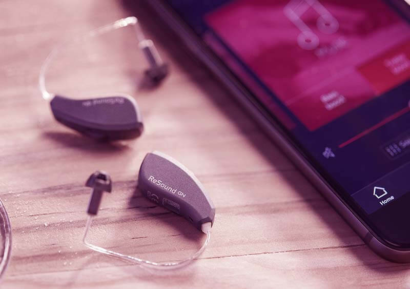aparelhos auditivos resound linx quattro sendo configurados próximo a um iphone