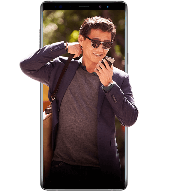 celular android com um homem conversando ao telefone via seus Aparelhos Auditivos Resound Linx Quattro